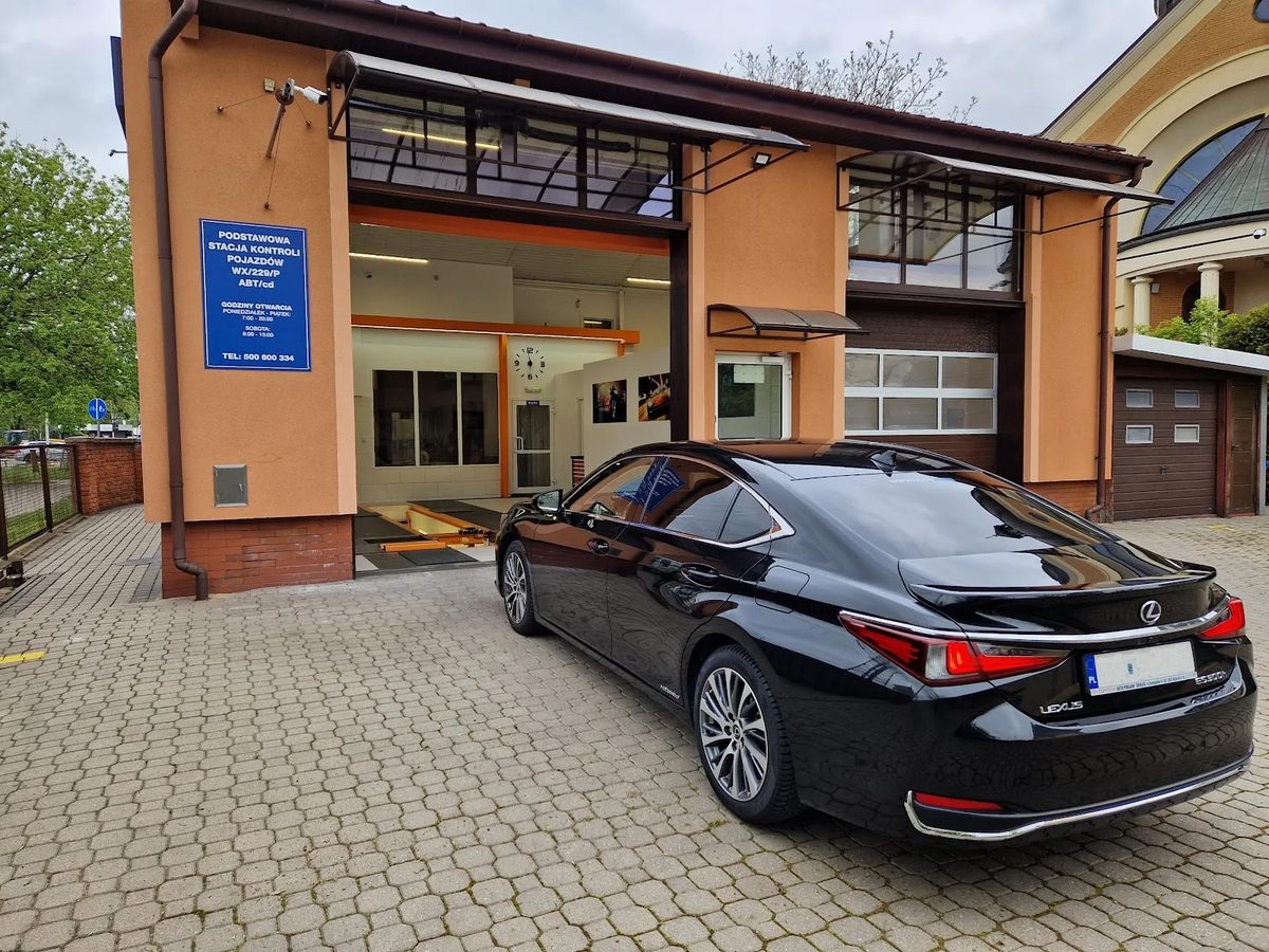 Stacja kontroli Pojazdów UNI AUTO Wilanów Mokotów, UNILINK Ubezpieczenia, Geometria 3D HUNTER, Serwis opon